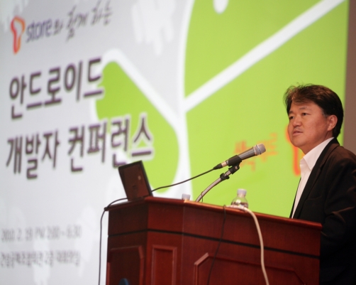 이진우 SK텔레콤 DATA사업본부장이 19일 서울 논현동 건설회관에서 열린 '안드로이드 개발자 컨퍼런스'에서 강연을 하고 있다. 