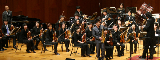 머니투데이방송과 함께 하는 봄 음악회를 지휘하는 서희태 밀레니엄 오케스트라 상임감독(오른쪽)