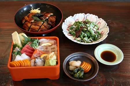 ↑ '티즘'의 장어덮밥, 루꼬라샐러드, 지라시스시(왼쪽 위부터 시계방향)
