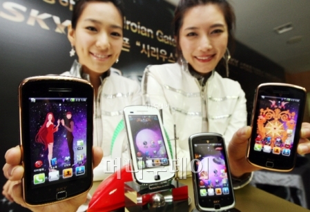 팬택이 14일 오전 서울 상암동 팬택 사옥에서 스카이의 첫 스마트폰 '시리우스'(모델명 IM-A600S)를 공개했다. 사진=이동훈 기자 photoguy@
