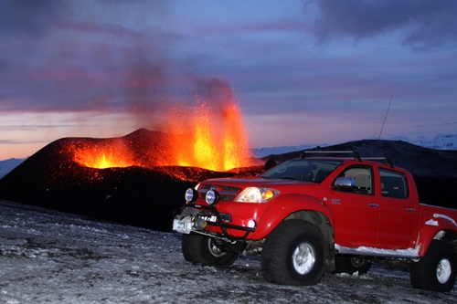 ↑아이슬란드 화산폭발직전 토요타 '하이럭스'(출처:에드먼즈닷컴)