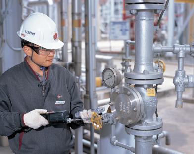 ↑LG화학 직원이 공장의 에너지 절감 설비를 점검하고 있다.