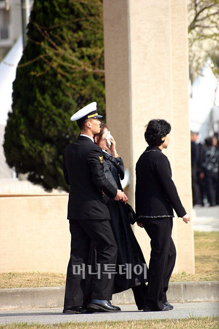 ↑천안함 침몰 사건 희생 장병의 유족이 25일 오후 평택 해군2함대 사령부 체육관에서 장례를 치르던 도중 오열하고 있다.
