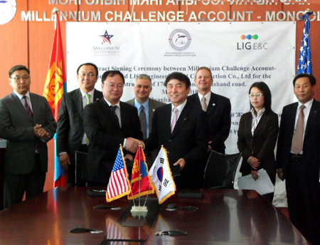 강희용(오른쪽) LIG건설 사장과 바야르바타(왼쪽) MCA-몽골리아 대표가 계약 후 악수를 하고 있다.