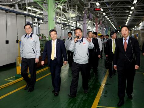 ↑ 지난 4일 광주광역시 대우일렉트로닉스 공장을 찾은 민유성 회장(왼쪽에서 두번째)(사진: 산업은행)