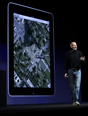 ↑ 7일(현지시간) 애플 스티브 잡스 CEO는 소프트웨이개발자 회의를 열고 화상통화 4G폰 아이폰 4를 공개했다.(사진=블룸버그)