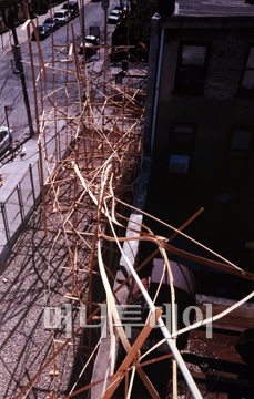 ↑2005년 브루클린 아트스페이스에 전시한 마작가의 작품. 미국서 마 작가는 대나무 희소성때문에 주로 나무로 작업해왔다.