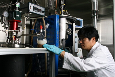 ↑SK에너지의 한 연구원이 그린 폴로 불리는 '이산화탄소 플라스틱'을 연구하고 있다. 