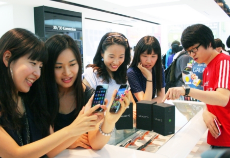 ↑24일 오후 서울 명동 SK텔레콤 T월드 멀티미디어 매장을 찾은 고객들이 이날 시판된 삼성전자의 '갤럭시S'를 구경하며, 구매상담을 받고 있는 모습. 