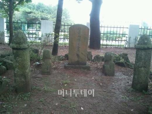 제주도 모충사 경내에 있는 김만덕의 묘역