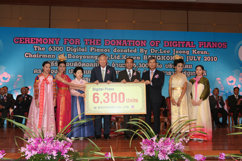 ↑부영 이중근 회장 (왼쪽에서 네번째)이 20일 태국 교육당국에 디지털피아노 6300대를 전달하고 있다.<br>
<br>
