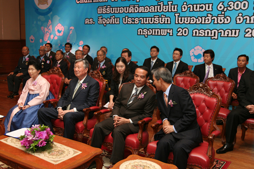 ↑ 부영 이중근 회장(왼쪽에서 두번째)이 20일 태국 참전용사들이 지켜보는 가운데 디지털피아노 기증행사를 갖고 있다. ⓒ부영