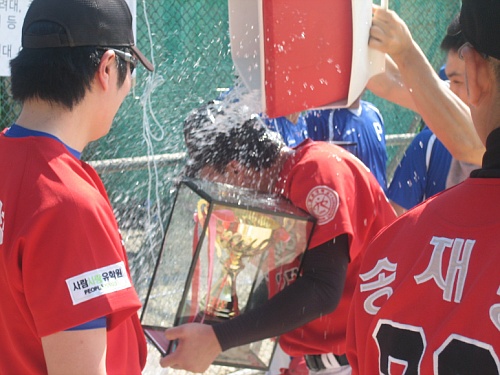 ↑'제1회 머투 대학 동아리 야구대회' 3부 우승한 광운대 페가수스 선수들이 물을 뿌리며 즐거워 하고 있다. ⓒ송학주