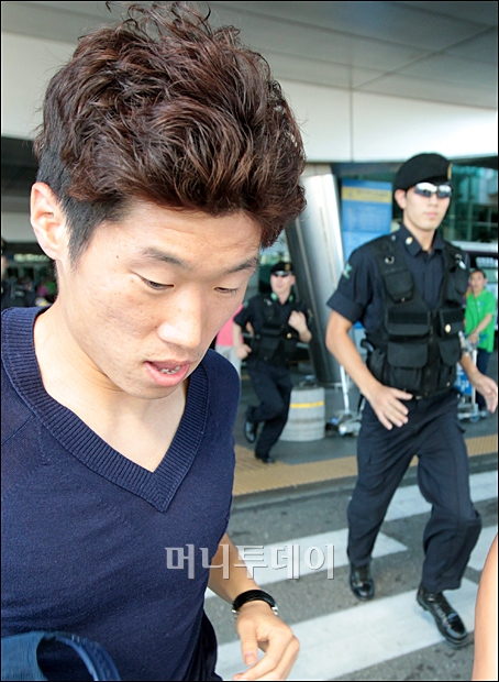[사진]박지성, 팬들과 취재진 따돌리며 입국