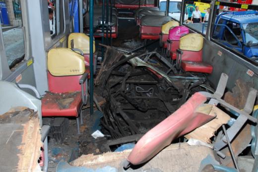 ↑ 가스 폭발로 바닥이 처참히 부서진 버스 내부사진. 광진소방서 제공.