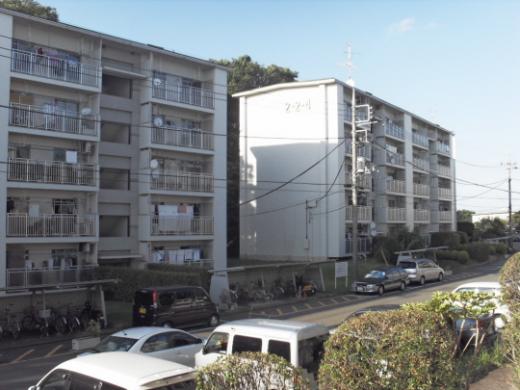 ↑한산한 일본 다마신도시의 아파트 단지. 오래된 아파트일수록 빈 집이 많다.