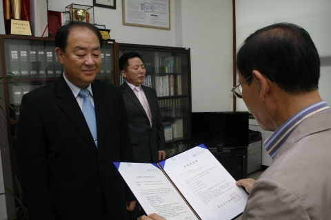 ↑ 롯데건설 김우균 상무가 대한전기협회로부터 KEPIC인증서를 받고 있다.