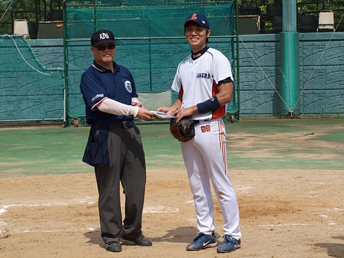 ↑ 사회인야구팀 '라이너스'에서 투수로 활약하고 있는 박주혁 선수(사진 오른쪽). 박 선수는 클라우스와의 경기에서 선발투수로 나와 호투, 경기 MVP로 선정됐다.