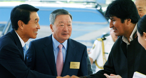 ↑구본무 LG 회장(가운데)과 김반석 LG화학 부회장(왼쪽)이 에보 모랄레스 대통령(오른쪽)과 환영인사를 나누고 있다. 제공=LG