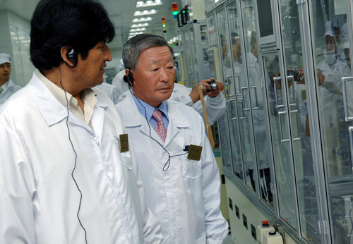 ↑구본무 LG 회장(사진 오른쪽)과 모랄레스 볼리비아 대통령(왼쪽)이 오창 LG화학 2차전지 생산라인을 둘러보고 있는 모습.<br>
 <br>

