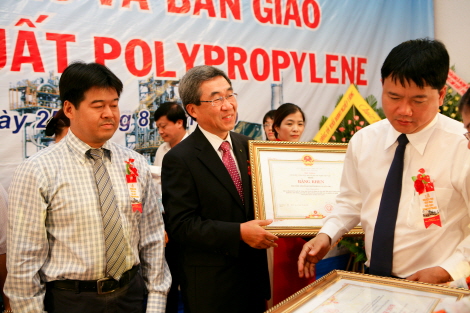 현대엔지니어링 김동욱 사장(사진 가운데)이 지난 25일 베트남에서 열린 '듕꿧' 폴르프로필렌 생산시설 준공식에서 공로패를 수여받고 있다.  