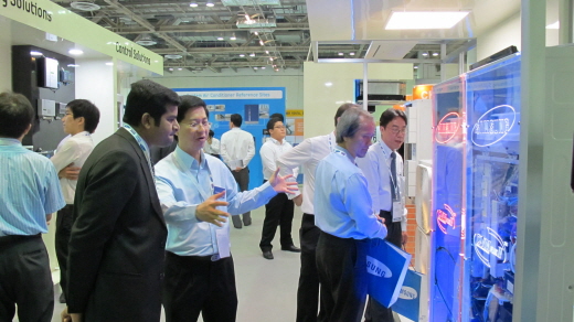 ↑ 1일부터 3일까지 (현지시간) 싱가포르에서 열린 동남아시아 최대 공조 전시회 'HVAC 2010' 참가자가 새로 출시한 삼성 DVM PLUS 4에 대한 설명을 듣고 있다.<br>
<br>
<br>
