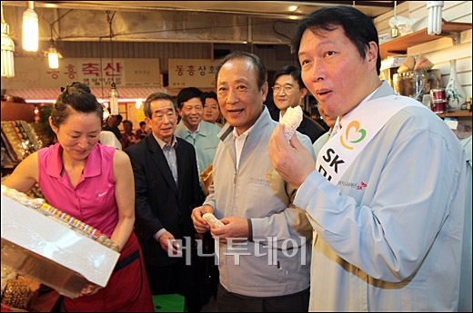 [사진]한과 맛보는 최태원 회장과 김승유 이사장