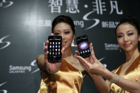 ↑삼성전자가 8일 차이나텔레콤 등 중국 3대 통신사업자를 통해 중국에 전략스마트폰 '갤럭시S'를 동시에 시판했다. 