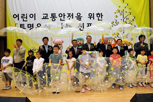 ↑9일 현대모비스가 서울 우신초등학교에서 어린이 교통안전을 위한 투명우산 전달식을 가졌다. 