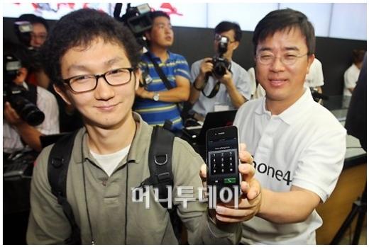 아이폰4가 국내 출시된 10일 서울 광화문 KT사옥 올레스퀘어에서 아이폰4의 1호 개통자 신현진(왼쪽)씨가 포즈를 취하고 있다. ⓒ홍봉진 기자 hongga@