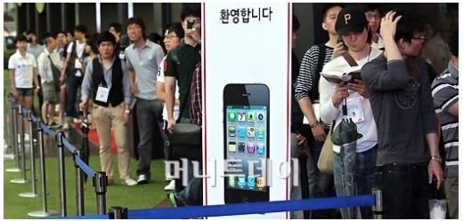 아이폰4가 국내 출시된 10일 서울 광화문 KT사옥 올레스퀘어에서 예약자들이 줄을 서서 개통을 기다리고 있다. ⓒ홍봉진 기자 hongga@<br>

