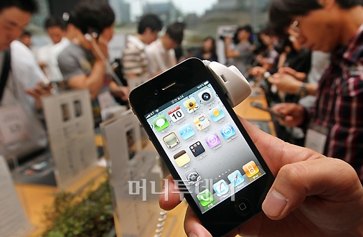 [사진]'반갑다, 아이폰4!' 국내 공식 개통