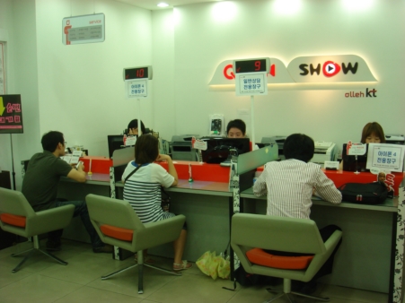 ↑10일 강남역 인근에 위치한 KT 대리점에서 아이폰4 예약가입자들이 개통서비스를 받고 있는 모습. 