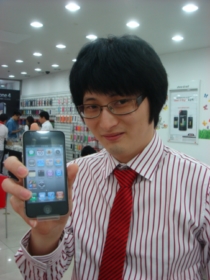 ↑회사원 한상재씨가 10일 오전 강남역 인근 KT대리점에서 개통한 아이폰4를 들어보이고 있다. 