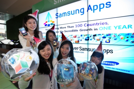 ↑삼성전자 딜라이트 홍보관 직원들이 '삼성앱스' 오픈 1주년을 축하하고 있다.<br>
<br>

