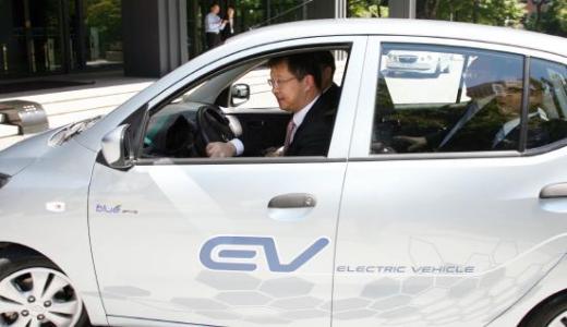 ↑사진설명: 최재원 SK㈜ 부회장이 15일 SK에너지의 전기차용 배터리가 탑재된 국내 최초의 고속전기차 '블루온(현대차)'을 직접 운전하고 있다.