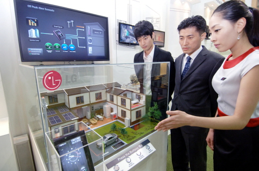 ↑ 6일 삼성동 코엑스에서 열리는 '저탄소 녹색성장 박람회' LG전자 부스에서 관람객들이 LG전자의 스마트그리드 기술이 집안에서 어떻게 구현되는지를 살펴보고 있다. <br>
<br>
