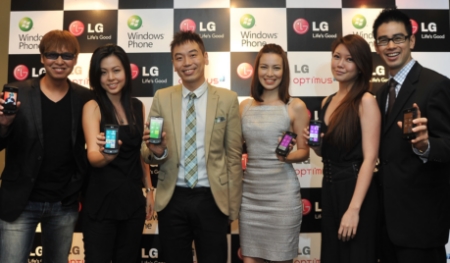 ↑LG전자가 12일 싱가포르 클랩슨 호텔에서 '옵티머스7 아시아 출시행사를 열었다. 현지 유명인사들이 옵티머스7을 소개하고 있는 모습. 