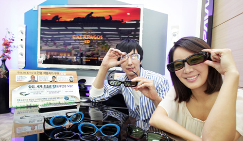 ↑삼성전자가 안경 착용자들을 위한 충전식 3D 도수 안경을 업계 최초로 선보였다. 도우미들이 3D 도수 안경을 착용해보고 있다.