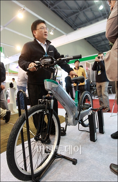 [사진]전동식 자전거 선보인 파워라이드