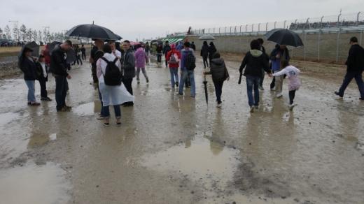 ↑지난 24일 전남 영암 인터내셔널 서킷(KIC)을 찾은 관중들이 진흙밭으로 변한 길을 걸어서 경기장으로 향하고 있다. 