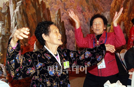 [사진]가족 만난 할머니, '어깨춤이 덩실'
