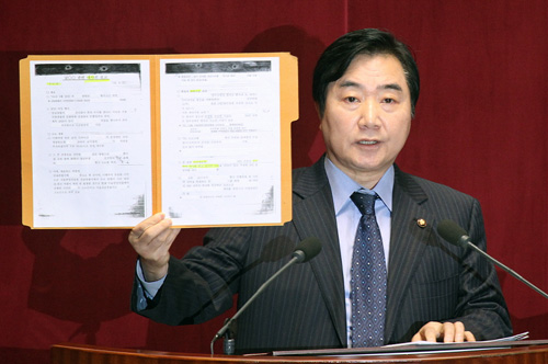↑ 靑 사찰개입설 입증 문건 제시하는 이석현 민주당 의원 