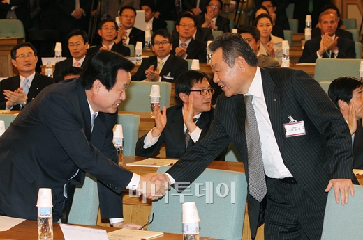 [사진]악수하는 김무성 원내대표와 어윤대 회장