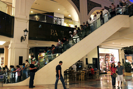↑ 두바이의 최대 쇼핑몰 중 하나인 '몰오브에미레이트' 에스컬레이터에 사람들이 줄지어 늘어서 있다 