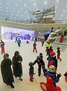 ↑ 쇼핑몰에 대형 스키 슬로프가 설치된 '몰 오브 에미레이트'. 두바이에서 눈을 경험하지 못한 현지 거주자들이 아이들과 스키와 눈썰매를 즐기고 있다.