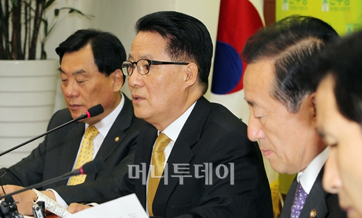 [사진]박지원 "청와대가 검찰이냐 사법부냐"