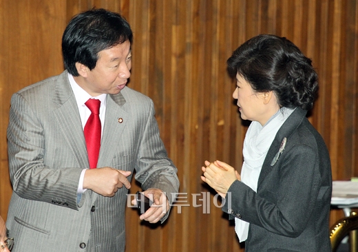 [사진]대화 나누는 박근혜 전 대표