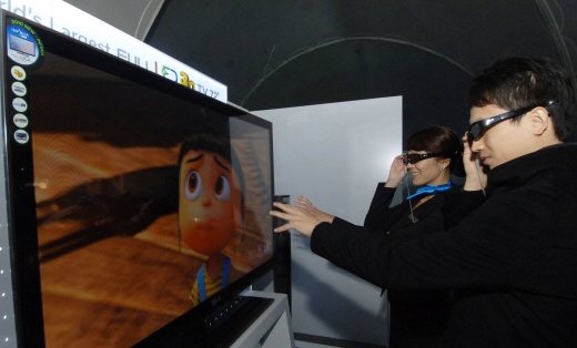 ↑ 5일 서울시청 앞 광장에서 열린 'G20 방송통신 미래체험전'의 LG전자 3D 엔터테인먼트 존에서 관람객들이 LG전자 인피니아 풀LED TV로 아바타 3D 게임을 즐기고 있다. <br>
<br>

