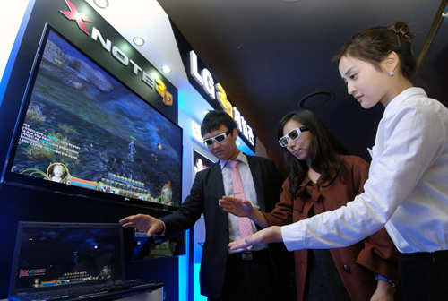 ↑LG전자가 이달부터 12월 말까지 영등포 타임스퀘어 CGV 4층 상영관 입구에 'LG 3D체험관'을 운영한다. 고객들이 LG전자 3D TV와 노트북을 통해 실감나는 입체영상을 감상하고 있다. 